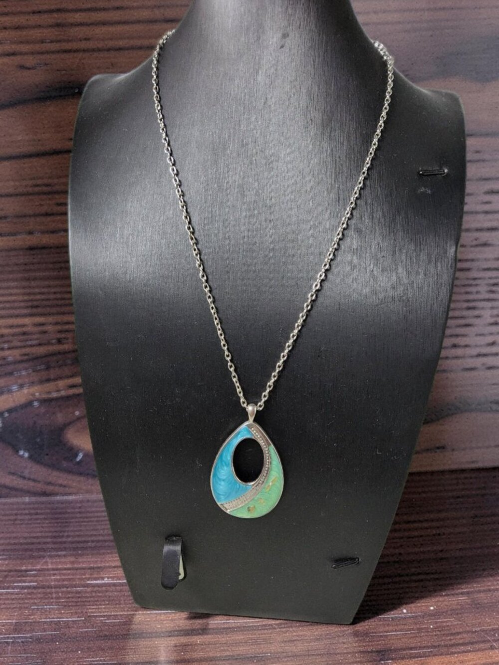vintage beautiful blue and green tear drop pendant necklace.